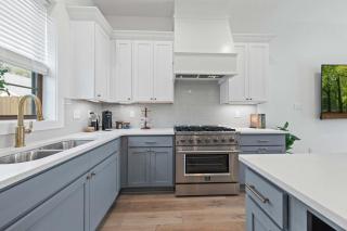 New Luxury Home - King - Central Location - Premier Host - 3
