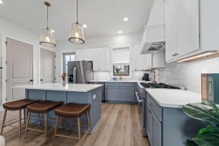 New Luxury Home - King - Central Location - Premier Host - 1