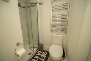 Charming 3 Bedroom House Ascot Parking & WiFi - 2