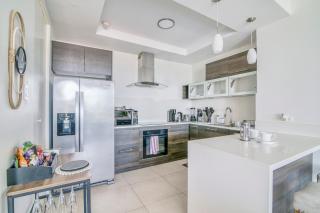 Airy Modern 2br Condo Rooftop Pool - 4