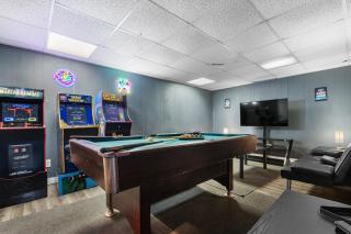 3 Bedroom Game House with Pool Table and Arcades - 0