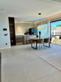 Penthouse Jacuzzi SeaView Suite - 5