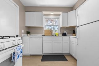 Spacious 3 Bedroom Home with Game Room and Parking - 6