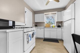 Spacious 3 Bedroom Home with Game Room and Parking - 7
