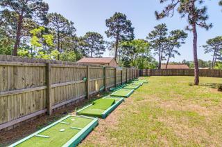Navarre Home w/ Game Area + Screened-In Porch - 7