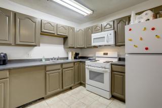 Walk to LSU Campus & Bars! Condo w/ Community Pool - 5