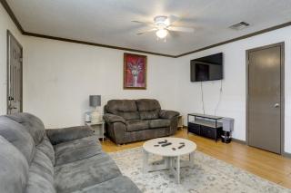 Walk to LSU Campus & Bars! Condo w/ Community Pool - 9