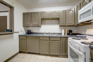 Walk to LSU Campus & Bars! Condo w/ Community Pool - 3