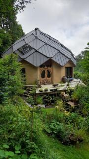 Maison d'artiste au pied des arbres - 0