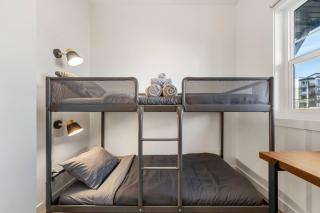 Springbank Hill 3BR Family Townhome near WinSport – King Bed, Bunk Bed, Garage - 6