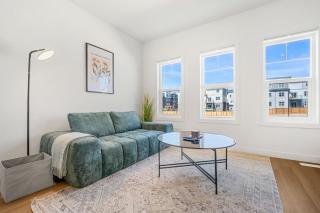 Springbank Hill 3BR Family Townhome near WinSport – King Bed, Bunk Bed, Garage - 2
