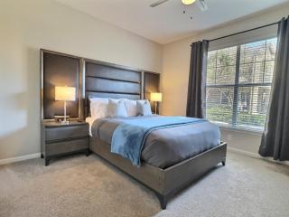 Stellar suite with Gym, Pool and Netflix, sleeps 4 - 9