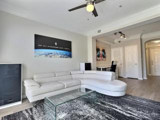 Stellar suite with Gym, Pool and Netflix, sleeps 4 - 2