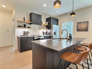 Upscale Stay, Free Parking, Walk to Eats and Parks - 8
