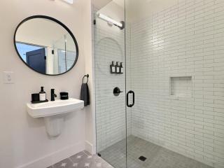 Upscale Stay, Free Parking, Walk to Eats and Parks - 6