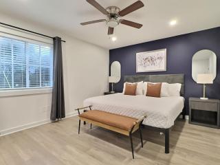 Central Bham Retreat with Private Balcony and Parking - 9