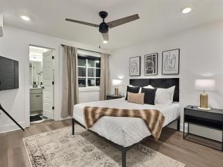 Upscale suite with pool and extra large balcony - 7