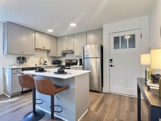 Upscale suite with pool and extra large balcony - 4