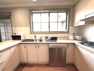 Large Private Room 1 min to train Bentleigh - 3