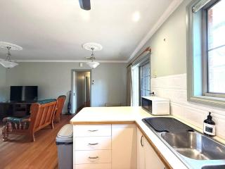 Large Private Room 1 min to train Bentleigh - 2