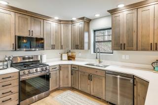 Hot Tub & Fire Pit: Suttons Bay Home Near Wineries - 5