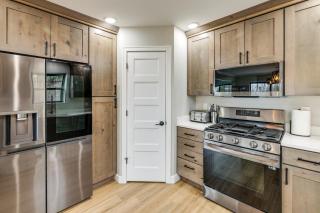 Hot Tub & Fire Pit: Suttons Bay Home Near Wineries - 4