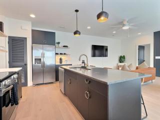 Curated Stay, Free Parking, Walk to Eats and Parks - 2