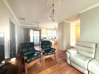 Private Room Home Feels Bentleigh 1 min to train - 2