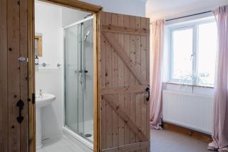 The Mallard House by Sheppey Stays - 5BR Central Kent House with Parking - Ideal for Families & Contractors - Pet Friendly - 5