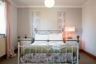 The Mallard House by Sheppey Stays - 5BR Central Kent House with Parking - Ideal for Families & Contractors - Pet Friendly - 4