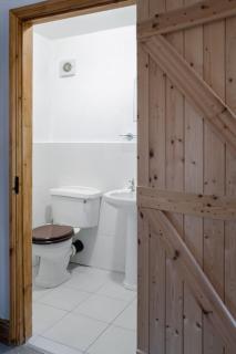 The Mallard House by Sheppey Stays - 5BR Central Kent House with Parking - Ideal for Families & Contractors - Pet Friendly - 2