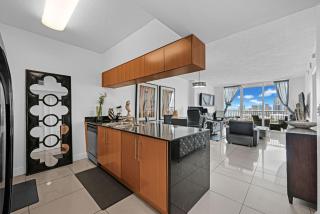 Stylish Apt with Balcony Bay and City View Wifi Workspace - 8