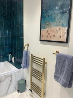 Modern Classic 2 bed apartment with Sofa Bed Sleeps 5 FREE PARKING by Graves Park Peak District - 6