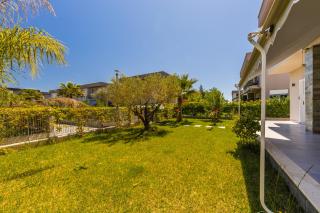 White Escape 3BR Luxury Lalzi Beach Villa by PikHost - 7