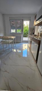 Ira's Square 2 Bedroom Free Parking - 2