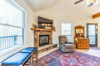 'The Eagles Nest at Alpine' Cabin w/ Fireplace! - 2