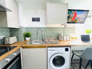 Stylish 2-Bed Flat in Cardiff - 7