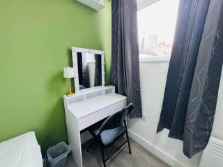 Stylish 2-Bed Flat in Cardiff - 1
