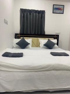 BSR RoyalStay Super Luxury Hotel Rooms - 6