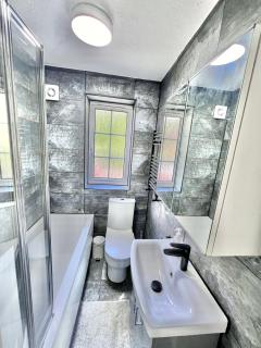Stylish Refurbished London Home - Family, Friends & Business Travellers Retreat near Wimbledon, Sleeps 6, Free Street Parking - 8