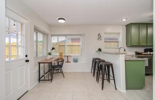 4BD 2BA Bellaire View Getaway w Laundry & Yard - 3