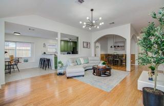 4BD 2BA Bellaire View Getaway w Laundry & Yard - 7