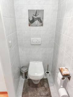 Cozy Apartment near Airport & City Center with Private Garden - 5