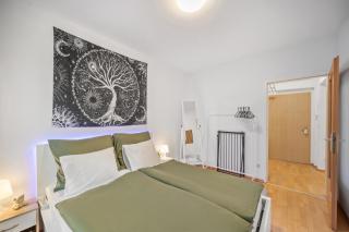 Cozy Apartment near Airport & City Center with Private Garden - 3
