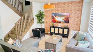 3BR Cozy Haven with Hot Tub and BBQ Near Niagara Falls - 4