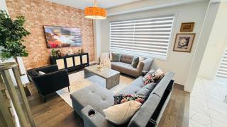 3BR Cozy Haven with Hot Tub and BBQ Near Niagara Falls - 0
