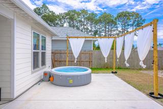 NEW Luxury Home - 3bed 2bath Home with Hot Tub, Massage Chair, Games & Huge Pet Friendly Yard - 5
