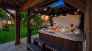 Serene 4BR - Hot Tub - BBQ - Sauna - Foosball - Beach & Lake - 0