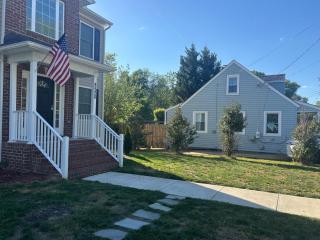 Enjoy a spacious 4 bedroom home each with its own private bathroom featuring 1 king bed 2 queen beds 1 full bed and a dedicated office space in a quiet Alexandria suburb just minutes from Washington DC - 9