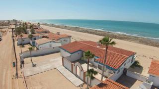 Beautiful Beachfront Home Casa de Veranos - 2
